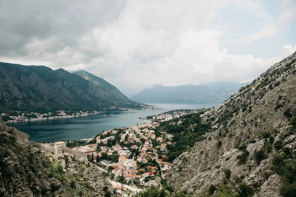 Vista aérea de Kotor - uma cidade na costa do Adriático em Montenegro . — Fotografia de Stock