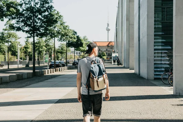 A tourist with a backpack walks along a street in Berlin. — Stock Photo, Image