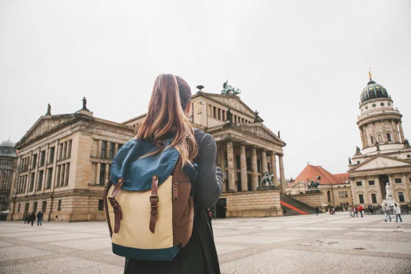 Chica turística con una mochila mira a los lugares de interés en Berlín . — Foto de Stock