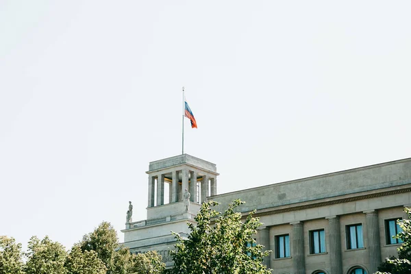 Bandera de Rusia sobre el edificio de la Embajada de Rusia en Berlín — Foto de Stock