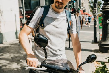 Turistik bir elektrikli scooter kullanmak olacak.