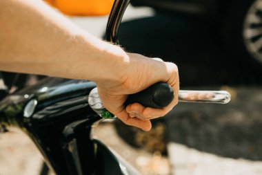 Turistik bir elektrikli scooter kullanmak olacak.