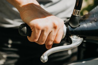 Turistik bir elektrikli scooter kullanmak olacak.
