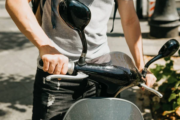 Le touriste va utiliser un scooter électrique . — Photo