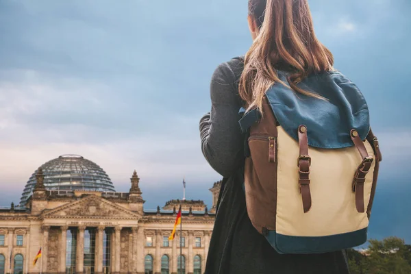 Turistické dívka s batohem se dívá na památky v Berlíně. — Stock fotografie