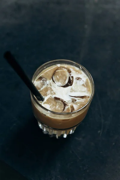 Aromatischer frischer Eiskaffee auf dunklem Hintergrund. — Stockfoto