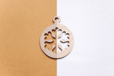 Bir kar tanesi şeklinde Noel ağacı süsle.