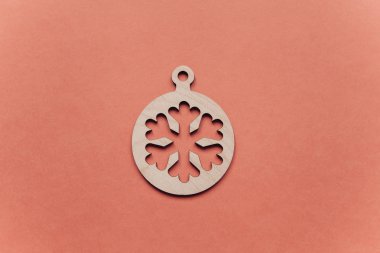 Bir kar tanesi şeklinde Noel ağacı süsle.