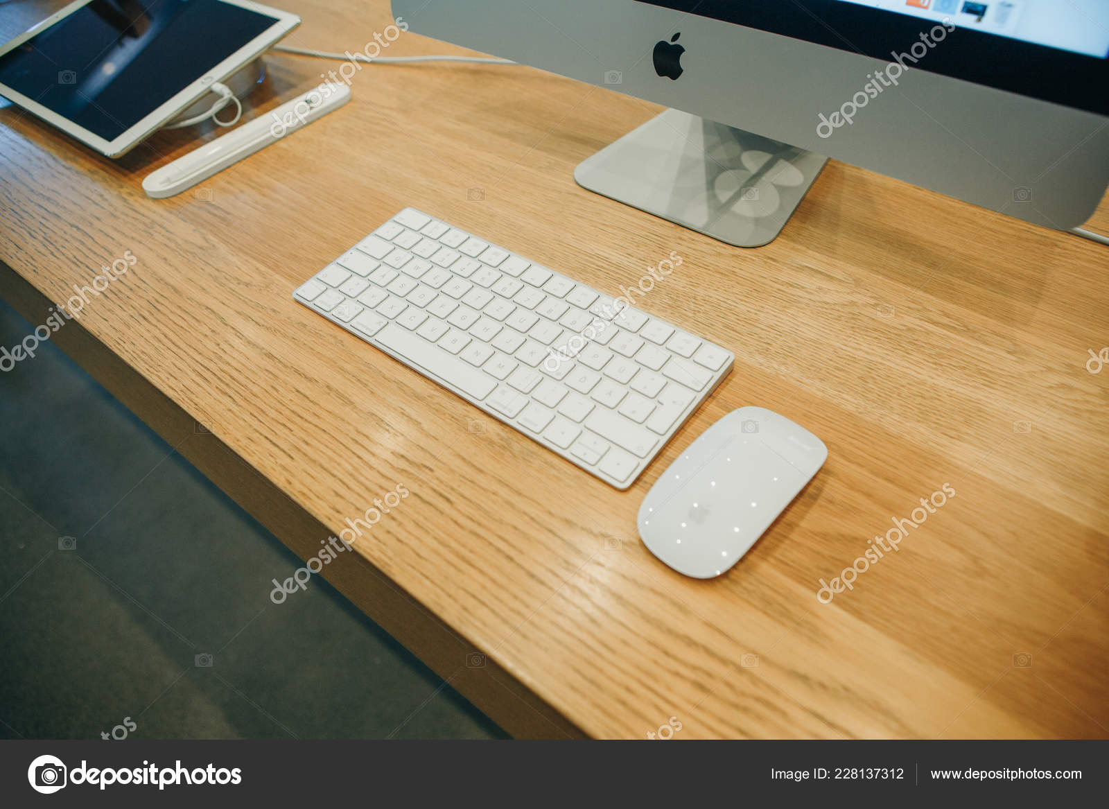 Imac Tastatur Und Computer Maus Auf Dem Tisch Redaktionelles