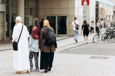Turist veya Leipzig cadde boyunca yürüyüş göçmen dostu Arap ailesi