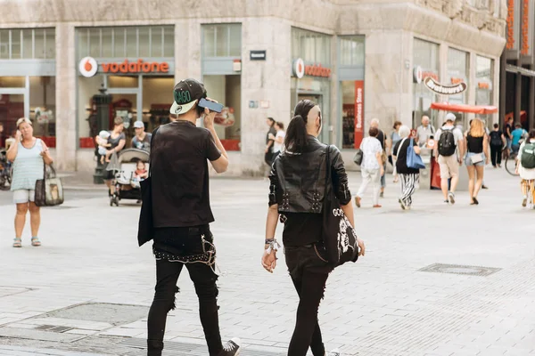 젊은 커플 끼 또는 친구 라이프 찌 히에서 길을 걷고. — 스톡 사진