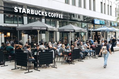 Leipzig Starbucks street Cafe. Popüler dünya çapında kahve dükkanları.