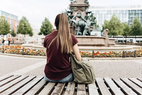 Турист, сидячи на лавці в парку міста в Лейпцигу, Німеччина. — стокове фото