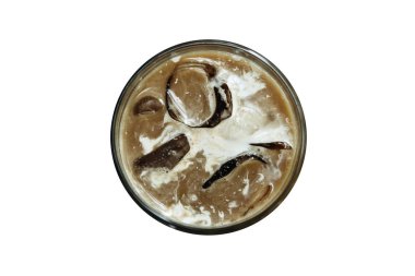 Beyaz arka plan üzerinde izole aromatik taze buzlu kahve