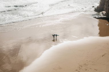 İnsanlar sörf. Aktif ve aşırı spor. Sörf.