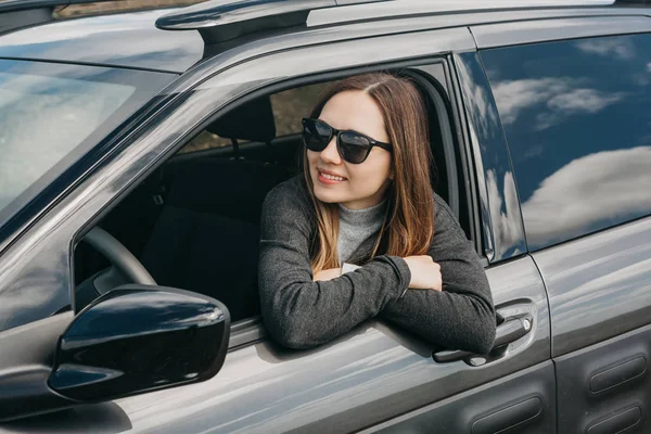 Conductor de mujer o niña joven dentro del coche . — Foto de Stock