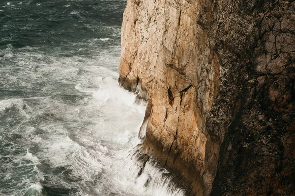 Prachtig uitzicht op de Atlantische Oceaan bij de kust van Portugal. — Stockfoto