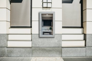 Para çekmek ve diğer mali işlemler için modern sokak ATM makinesi