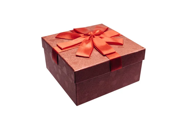 Scatola rossa con fiocco con un regalo isolato su sfondo bianco — Foto Stock