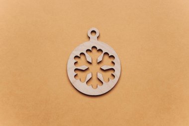 Bir kar tanesi şeklinde Noel ağacı süsle.