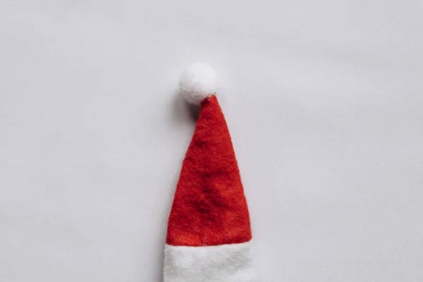 Jule- eller nyttårskonsept i minimal stil - julenissehatt . – stockfoto