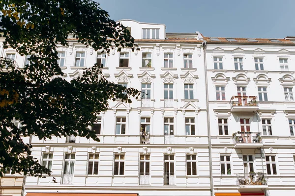 Edificio residencial tradicional con muchas ventanas y balcones en Berlín en Alemania . — Foto de Stock