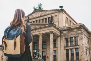 Berlin manzaraları turist kız bir sırt çantası ile bakar.