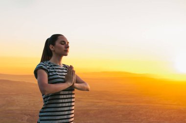 Bir kız yoga ya da meditasyon uygulamaları