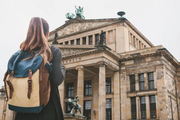 Turistické dívka s batohem se dívá na památky v Berlíně. — Stock fotografie