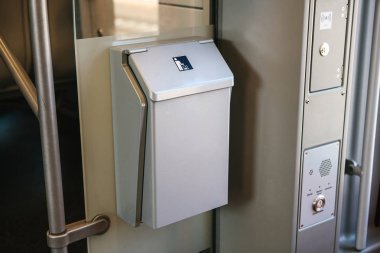 Bir tren Almanya gezisi sırasında yolcular tarafından çöp atma için özel çöp bidonunda.