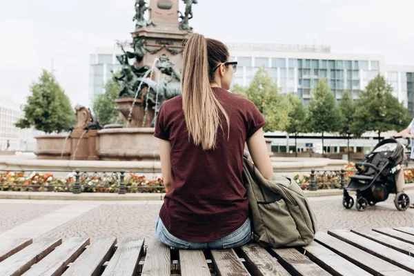 Турист сидит на скамейке в городском парке в Лейпциге, Германия . — стоковое фото