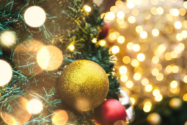Primer Plano Adornos Navideños Bolas Decorativas Árbol Navidad Con Guirnaldas — Foto de Stock