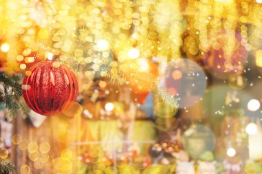 Noel süsleri. Kırmızı topları bir Noel ağacı üzerinde.