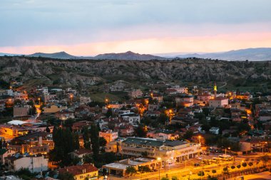Cityscape şehrin görünümünü doğal gece Göreme Kapadokya Türkiye'de denilen.