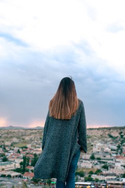 Bir kız arkası görünümü bir manzarasına hayran.