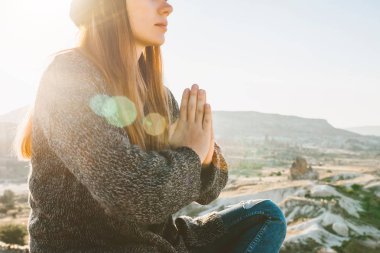 Bir kız yoga ya da meditasyon uygulamaları