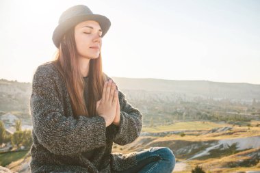 Bir kız yoga ya da meditasyon uygulamaları