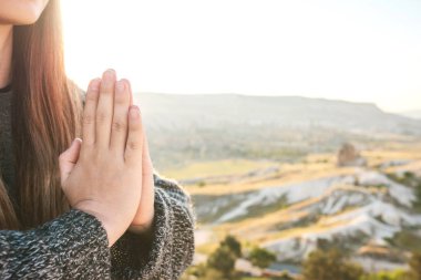Bir kız yoga ya da meditasyon uygulamaları