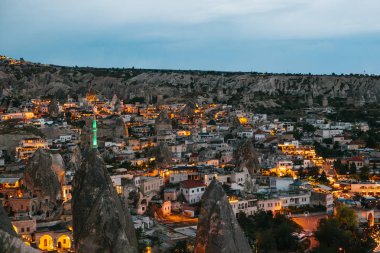 Cityscape şehrin güzel bir akşam görünümünü Göreme Kapadokya Türkiye'de denilen