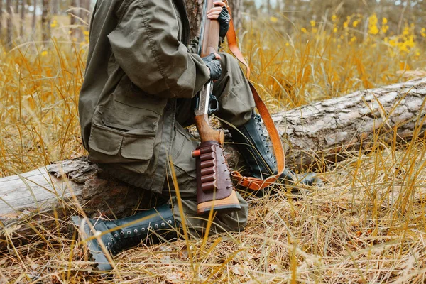 Woman hunter holding a gun in the woods — Stock Photo, Image