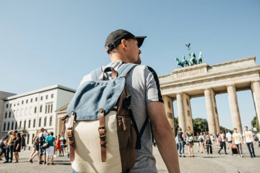 Bir turist ya da bir öğrenci de Almanya, Berlin Brandenburg Gate yakınındaki bir sırt çantası ile görünüyor manzaraları.