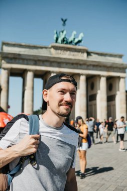 Bir turist ya da bir öğrenci de Almanya, Berlin Brandenburg Gate yakınındaki bir sırt çantası ile görünüyor manzaraları.