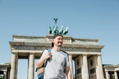 Bir turist ya da bir öğrenci de Almanya, Berlin Brandenburg Gate yakınındaki bir sırt çantası ile görünüyor manzaraları.