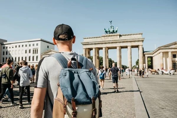 Турист або студент з рюкзаком біля Бранденбурзьких воріт у Берліні в Німеччині, дивиться на визначні пам'ятки. — стокове фото