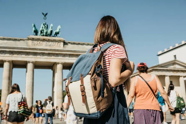 Jako turista nebo jako student s batohem u Braniborské brány v Berlíně v Německu, se dívá na památky. — Stock fotografie