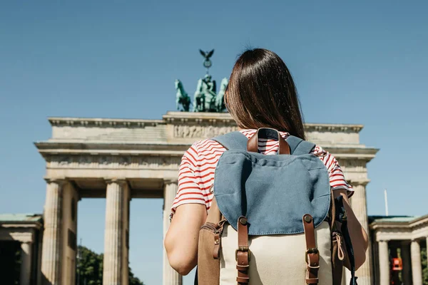 Een toerist of een student met een rugzak in de buurt van de Brandenburger Tor in Berlijn in Duitsland. — Stockfoto