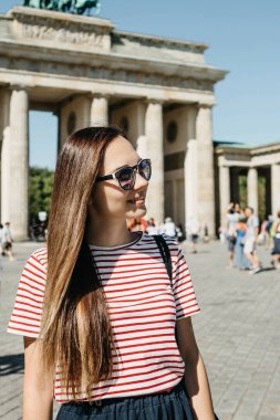 Genç güzel bir olumlu gülümseyen şık turist kız portresi.