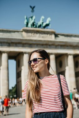 Genç güzel bir olumlu gülümseyen şık turist kız portresi.