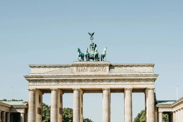 Primer plano de la Puerta de Brandeburgo contra el cielo azul . — Foto de Stock