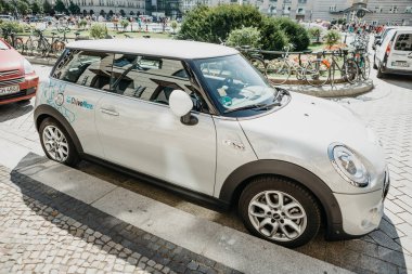 Bmw Elektrikli Araba Kiralama Drivenow adında bir şirket için bir semt Berlin'de cadde üzerinde park edilmiş.